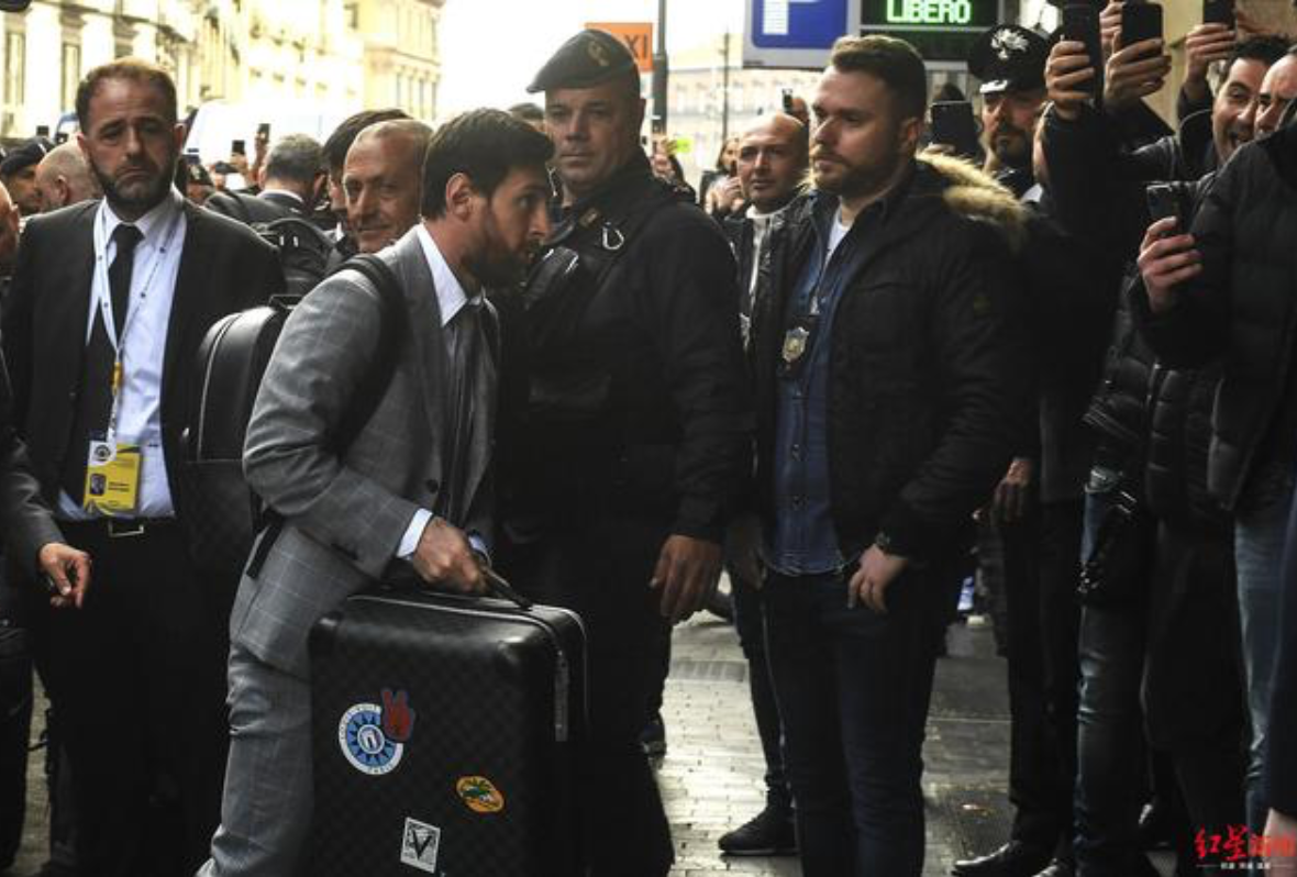 梅西飞抵意大利引球迷聚集 那不勒斯战巴萨将提至最高级安保管控