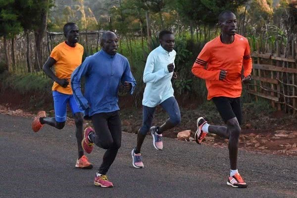肯尼亚12名马拉松运动员户外组团训练被逮捕 涉嫌违反政府禁令