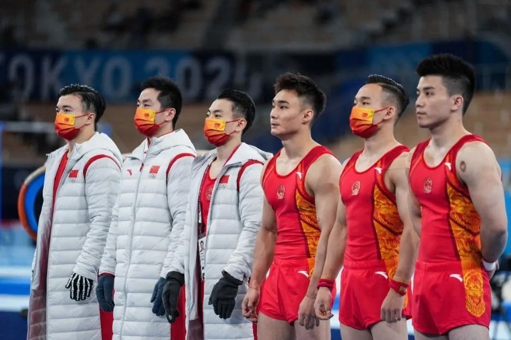 中国体操男团憾获铜牌