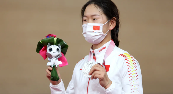 残奥中国队首枚奖牌！王小梅落后4秒摘银