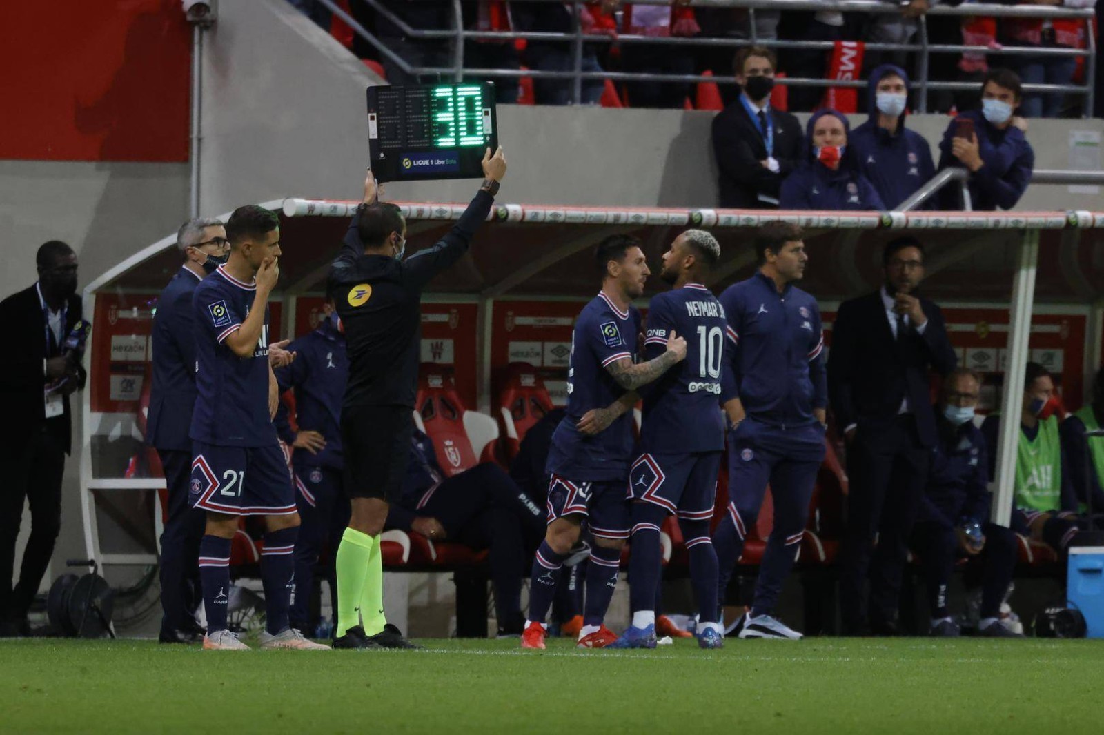 梅西替补完成大巴黎首秀 赛后与对手门将儿子合影