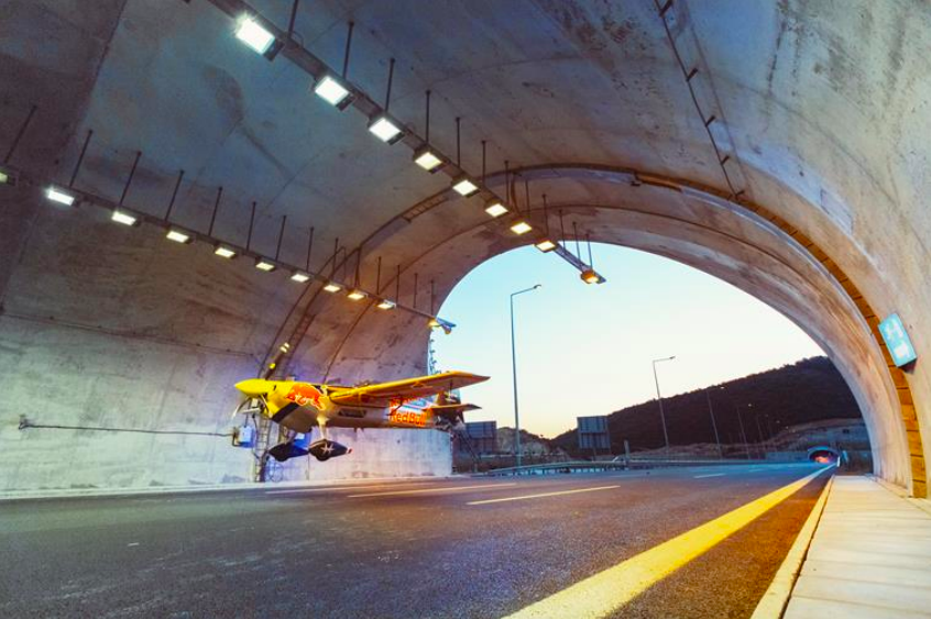 连获5项吉尼斯纪录!奥地利Red Bull特技飞行44秒内穿越两条隧道 