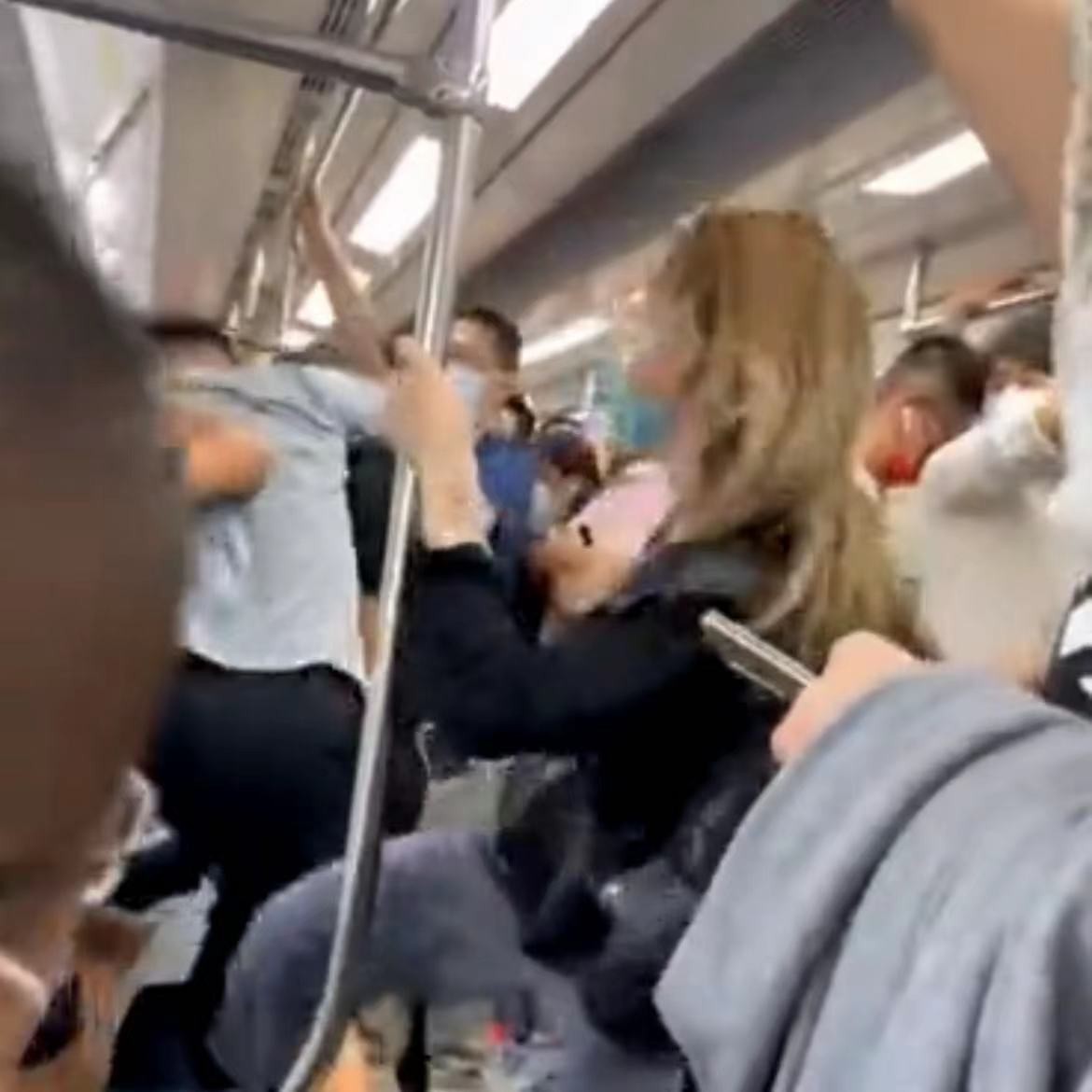 北京地铁13号线打架视频原因是什么 13号线西二旗地铁打架怎么回事