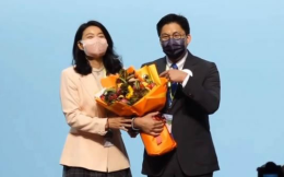 霍启刚当选香港立法会议员 郭晶晶上台献蔬菜花束祝贺 