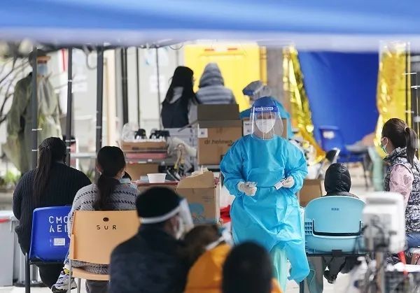 安踏捐赠10万套快速检测包驰援香港抗疫
