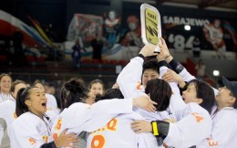 中国女冰冬奥后创历史 十三年来首夺世锦赛B组冠军