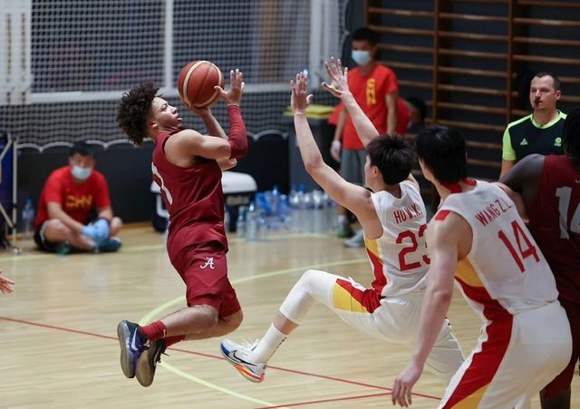 中國男籃熱身賽不敵美國阿拉巴馬大學男籃 周琦缺席