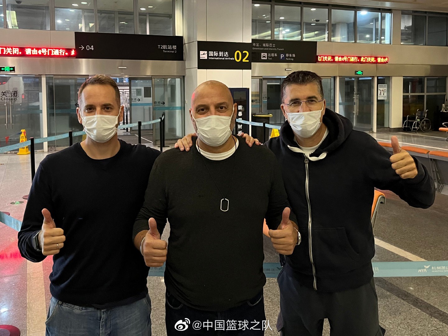 中国男篮新任主帅乔尔杰维奇一行三人抵达杭州开始隔离
