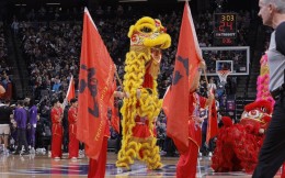 放眼皆是中國紅！NBA國王隊主場舞龍舞獅慶除夕