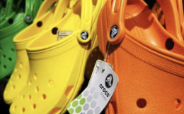 美国户外运动品牌Crocs 2022年销售额增涨53.7%
