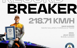 218.71km/h!杰克·休斯刷新室内赛车吉尼斯世界纪录