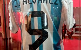 阿尔瓦雷斯将世界杯对荷兰的球衣赠送给河床博物馆
