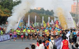 2024厚街半程马拉松新年首日开跑，7000名选手跑出精彩